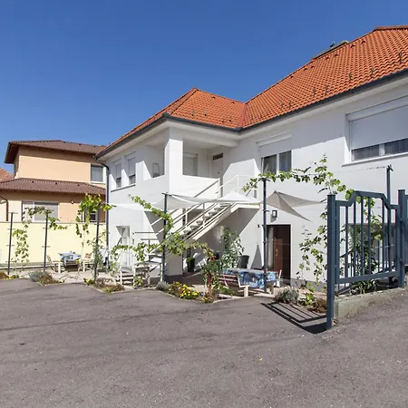 Deli Terasz A Free Parking, Self-check-in Anytime Apartment Gyor