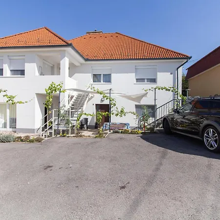 Deli Terasz A Free Parking, Self-check-in Anytime Apartment Gyor