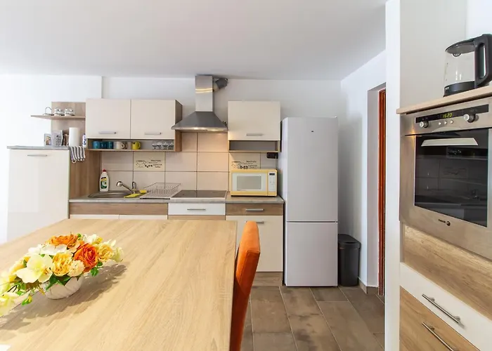 Deli Terasz A Free Parking, Self-check-in Anytime