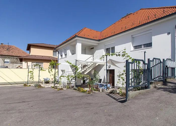 Deli Terasz A Free Parking, Self-check-in Anytime דירה גיור