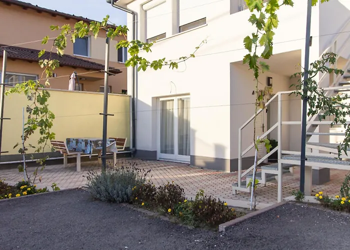 Deli Terasz A Free Parking, Self-check-in Anytime